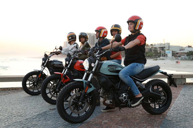 
Theo hãng Ducati, Scrambler Sixty2 là mẫu mô tô lấy cảm hứng thiết kế từ văn hóa và nghệ thuật giới trẻ có tầm ảnh hưởng lớn trong thập niên ’60 của thế kỷ trước. Trong năm 1962, hãng Ducati đã lần đầu tiên tung ra mẫu xe Scrambler với thiết kế trẻ trung. Do đó, chẳng có gì lạ khi Ducati Scrambler 400 phân khối mới có tên gọi Sixty2.
