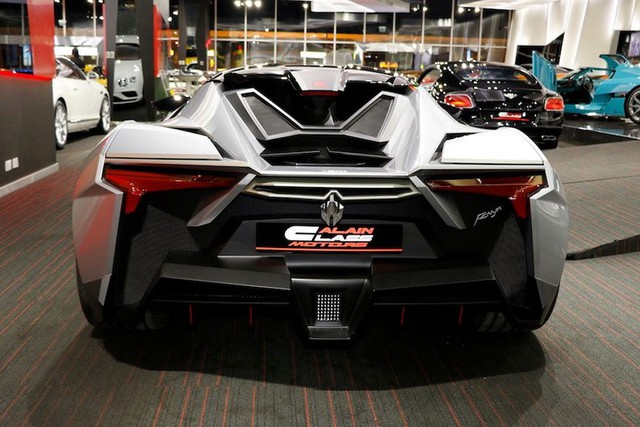 
So với đàn anh Lykan Hypersport, Fenyr SuperSport thậm chí còn nhanh và mạnh hơn. Fenyr SuperSport gây ấn tượng với thiết kế tổng thể vô cùng góc cạnh và hầm hố. Toàn bộ các tấm thân vỏ của Fenyr SuperSport đều được làm bằng sợi carbon để giảm trọng lượng mà vẫn giữ độ bền cao. Ngoài ra, các tấm thân vỏ còn được chế tạo với kiểu dáng tối ưu hóa tính khí động học.
