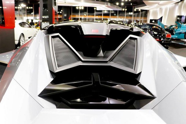 
Giá bán của siêu xe Fenyr SuperSport vẫn được giữ kín. Dự đoán, Fenyr SuperSport sẽ đắt hơn siêu xe đàn anh Lykan Hypersport trị giá lên đến 3,4 triệu USD.
