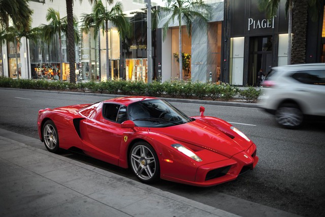 
Trước khi về tay Mayweather, chiếc siêu xe Ferrari Enzo từng được bán cho một khách hàng tại Dubai dưới dạng xe mới. Đây là Ferrari Enzo thứ 295 trong tổng số 400 chiếc được xuất xưởng.
