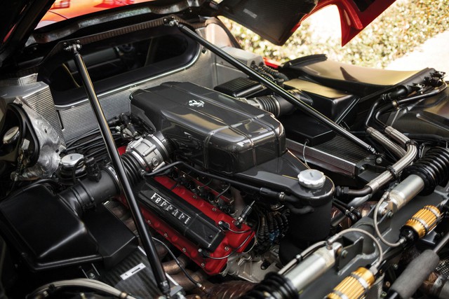 
Ferrari Enzo được trang bị động cơ V12, hút khí tự nhiên, dung tích 6.0 lít, sản sinh công suất tối đa 660 mã lực và kết hợp với hộp số tuần tự 6 cấp F1. Ngoài ra, xe còn đi kèm bộ vi sai hạn chế trượt và hệ thống treo xương đòn trước/sau.
