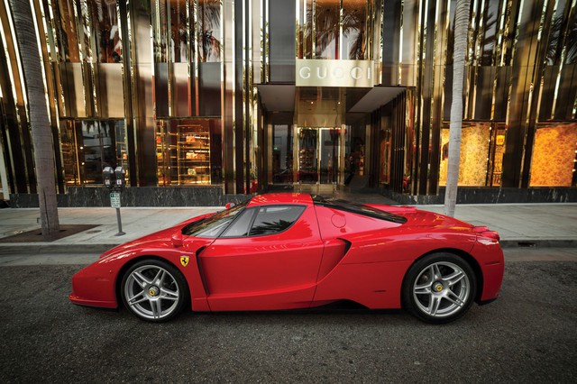 
Khi mua chiếc siêu xe Ferrari Enzo màu đỏ từ đại lý “ruột” Fusion Luxury Motors vào hồi tháng 1/2015, võ sỹ người Mỹ đã chi số tiền 3,2 triệu USD. Như vậy, trong 1 năm, chiếc siêu xe Ferrari Enzo này đã tăng giá 100.000 USD.

