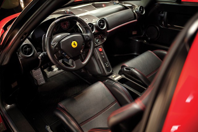 
Xe có số khung 135440, được sơn màu đỏ Rosso Corsa truyền thống và đi kèm nội thất bọc da đen Nero. Tương tự những xe khác, chiếc siêu xe Ferrari Enzo này cũng có bộ la-zăng 5 chấu kép với nắp trục bánh màu vàng.
