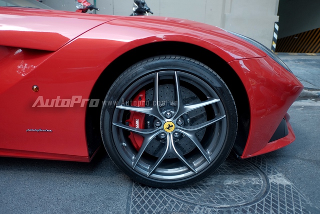 
Ferrari F12 Berlinetta tại Hà Nội được trang bị bộ la-zăng 5 chấu kép hình ngôi sao đẹp mắt và kẹp phanh màu đỏ tông xuyệt tông với bộ cánh ngoại thất.
