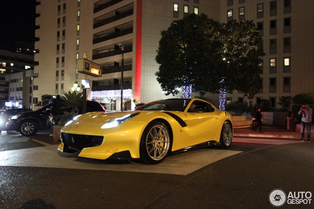 
Cả hai chiếc siêu xe Ferrari F12tdf đầu tiên đến Monaco đều được sơn màu vàng bắt mắt. Tuy nhiên, theo quan điểm của một số người, Ferrari F12tdf trông khá giống với mẫu xe thể thao “cơ bắp” Chevrolet Corvette Z06 khi nhìn từ xa.
