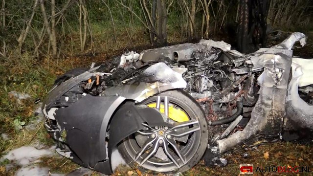 Chiếc siêu xe Ferrari FF sau khi đâm vào dải ta-luy và gốc cây thì bốc cháy ngùn ngụt.