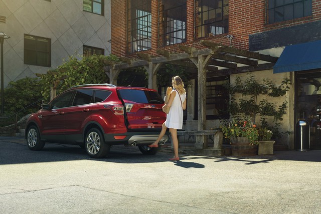 Các công nghệ an toàn cũng như hỗ trợ của Ford Escape 2017 bao gồm kiểm soát hành trình thích ứng, hỗ trợ đỗ xe linh hoạt, duy trì làn đường và cảnh báo người lái. Trước đó, Ford Escape đã có hệ thống phát hiện điểm mù, hỗ trợ khởi hành ngang dốc, đèn pha tự động và cửa khoang hành lý mở rảnh tay.