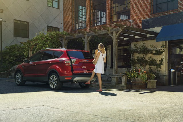 
Các công nghệ an toàn cũng như hỗ trợ của Ford Escape 2017 bao gồm kiểm soát hành trình thích ứng, hỗ trợ đỗ xe linh hoạt, duy trì làn đường và cảnh báo người lái. Trước đó, Ford Escape đã có hệ thống phát hiện điểm mù, hỗ trợ khởi hành ngang dốc, đèn pha tự động và cửa khoang hành lý mở rảnh tay.
