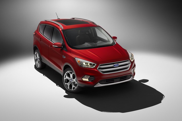 
Có thể thấy Ford Escape 2017 mượn phần đầu xe từ người anh em Edge. Hãng Ford đã bổ sung lưới tản nhiệt có tính năng đóng/mở như màn chập linh hoạt để cải thiện quá trình làm mát động cơ cho Escape 2017.
