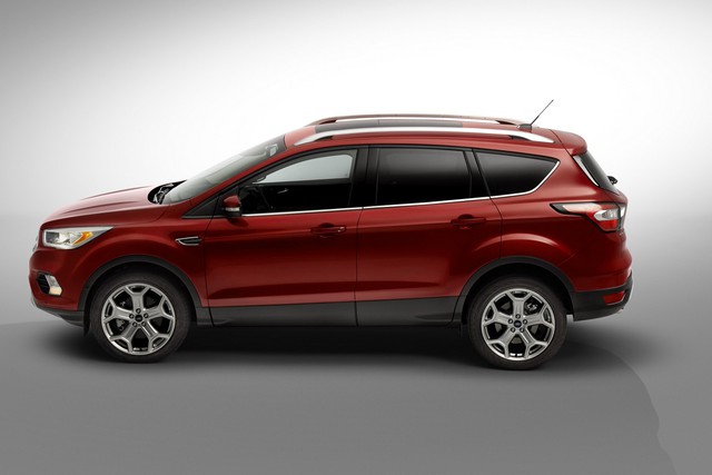 Bên dưới nắp capô của Ford Escape 2017 là khối động cơ EcoBoost 1,5 lít, sản sinh công suất tối đa 180 mã lực và mô-men xoắn cực đại 250 Nm. Đây là động cơ thay thế máy xăng 1,6 lít cũ. Thứ hai là động cơ EcoBoost 2.0 lít có công suất tối đa 245 mã lực và mô-men xoắn cực đại 374 Nm.