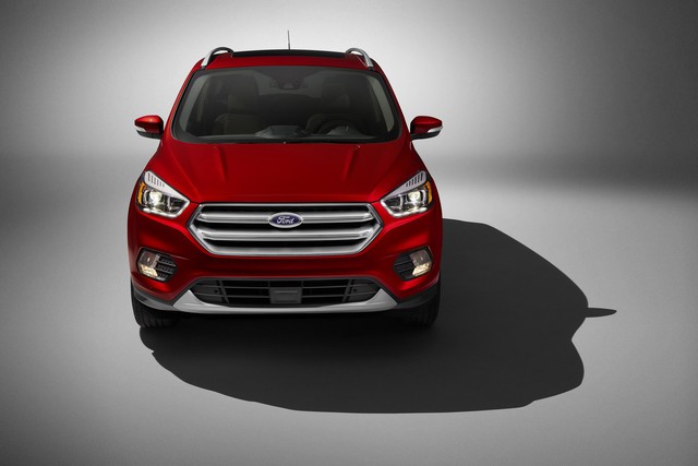 
Điểm nhấn còn lại trong thiết kế ngoại thất của Ford Escape 2017 là gói phụ kiện Sport Appearance Package tùy chọn dành cho bản SE và Titanium. Bước sang phiên bản nâng cấp, Ford Escape có 3 màu sơn ngoại thất mới là trắng White Gold, xanh Lightning Blue và đỏ Canyon Ridge.
