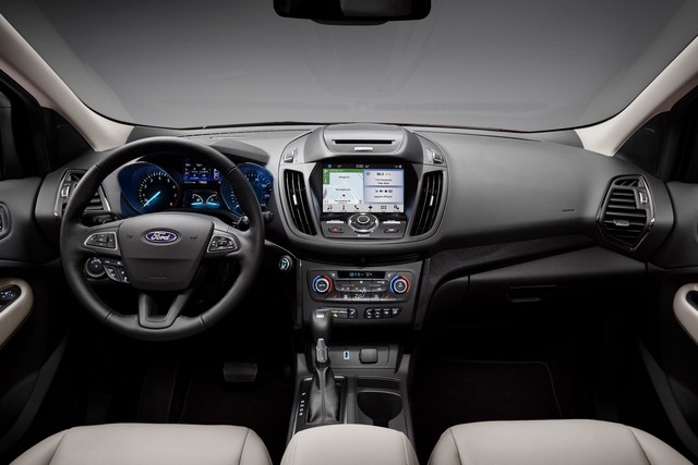 
Những thay đổi quan trọng của Ford Escape 2017 phần lớn đều nằm bên trong nội thất với vô lăng mới, cụm điều khiển trung tâm sắp xếp lại, đi kèm 2 giá đựng cốc và vịn tay khác biệt. Hãng Ford đã tiết kiệm không gian bên trong Escape 2017 bằng cách trang bị phanh tay điện tử thay cho loại thông thường. Thêm vào đó là khe gió và bộ phụ kiện trang trí mới.
