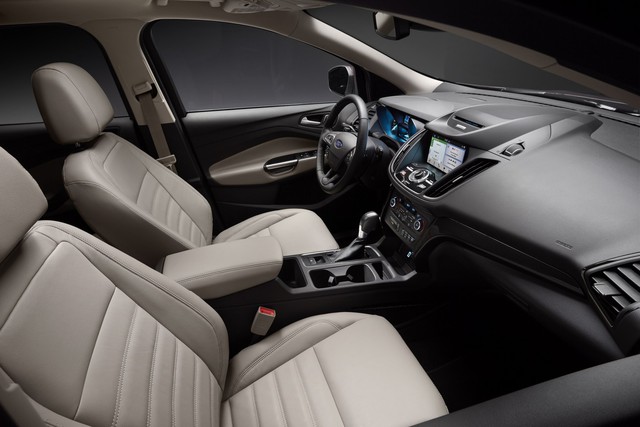 
Ford Escape 2017 sẽ được trang bị hệ thống thông tin giải trí SYNC 3, kết hợp với ứng dụng SYNC Connect, cho phép người lái khởi động máy, đóng/mở cửa và kiểm tra lượng nhiên liệu còn trong bình từ xa.
