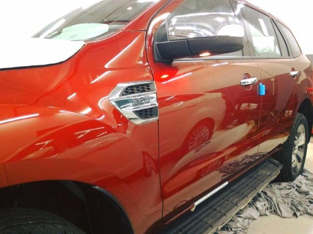 Bên sườn có dòng số 3.2, ám chỉ dung tích động cơ xe.