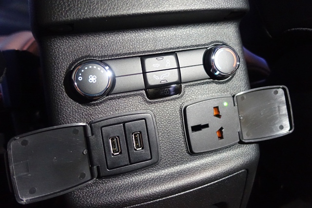
Về trang thiết bị tiện nghi, Ford Explorer Sport 2016 cũng không làm người dùng phải thất vọng. Xe có 2 cổng USB sạc thông minh và cửa mở khoang hành lý rảnh tay.
