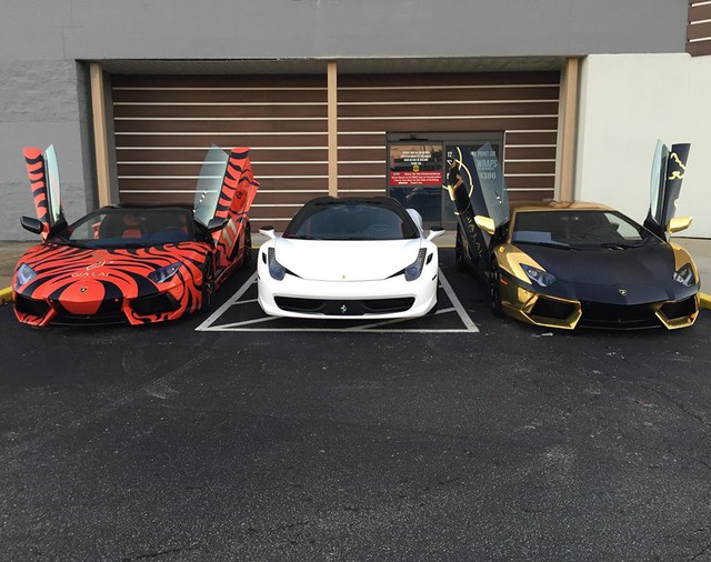 
Bộ ba Lamborghini Aventador và Ferrari 458 Italia.

