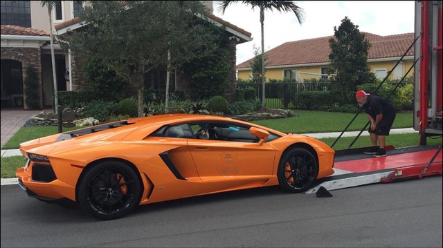 
Siêu xe Lamborghini Aventador màu cam chuẩn bị lên thùng xe container.
