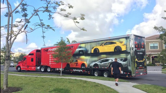 
Xe container cỡ lớn chuyên chở những chiếc siêu xe tham gia Gia Lai Rally 2015.
