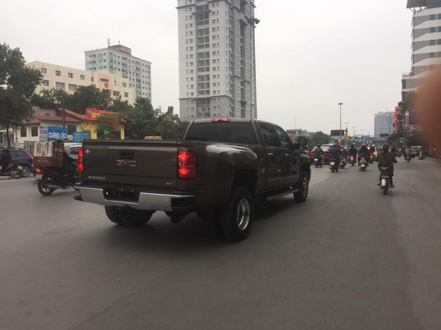 
Chiếc xe bán tải khủng long lừng lững chạy trên đường Hà Nội khiến nhiều người chú ý.
