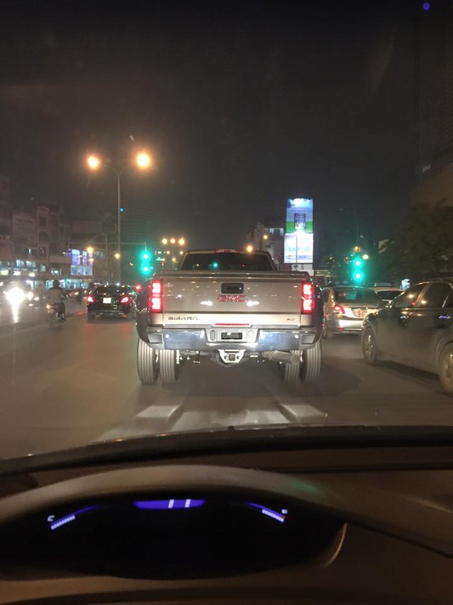 Chiếc GMC Sierra 3500HD tại Hà Nội được trang bị 4 bánh phía sau.