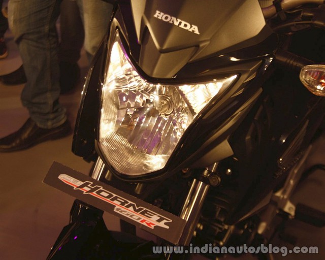 
Về thiết kế, Honda CB Hornet 160R sử dụng đèn pha Halogen, chóa đèn báo rẽ trong suốt và tay lái truyền thống.
