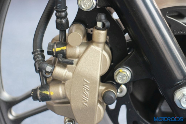 
Lực hãm của Honda CB Shine SP bắt nguồn từ phanh tang trống tiêu chuẩn trên cả hai bánh. Nếu muốn, người mua Honda CB Shine SP có thể tùy chọn phanh đĩa trên bánh trước.
