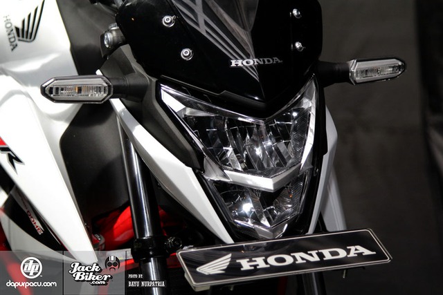 
Cụ thể, Honda CB150R StreetFire Limited Edition được trang bị kính chắn gió cỡ nhỏ hơn.
