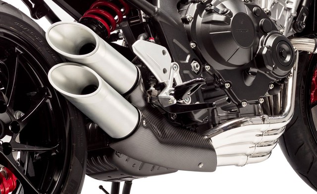 
Tương tự cặp đôi CB650F và CBR650F, Honda CB4 Concept cũng được trang bị động cơ 4 xi-lanh thẳng hàng, dung tích 649 cc. Tuy nhiên, khác với cặp đôi mô tô CB650F và CBR650F, Honda CB4 Concept lại được trang bị hệ thống xả với 2 ống pô. Nắp chắn nhiệt cho ống pô của Honda CB4 Concept được làm bằng vật liệu sợi carbon bền và nhẹ.
