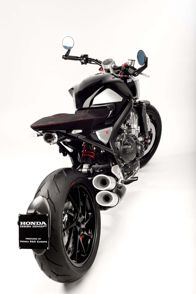 Yên xe của Honda CB4 Concept được thiết kế sắc sảo và đơn giản. Giá đỡ biển số phía sau cũng tạo cảm giác rất gọn gàng cho xe.