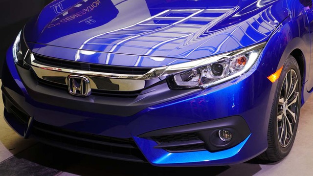 
Các trang thiết bị đáng chú ý của Honda Civic Coupe thế hệ mới bao gồm đèn pha tự động bật/tắt, dải đèn LED chiếu sáng ban ngày, đèn hậu LED, kính chắn gió cách âm, điều hòa không khí tự động, phanh đỗ điện tử và cửa khóa tự động Walk-Away.
