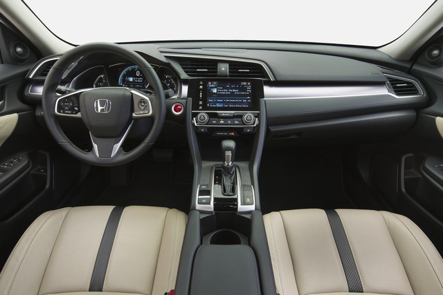 
Không gian nội thất với nhiều trang thiết bị hiện đại hơn của Honda Civic Sedan 2016.
