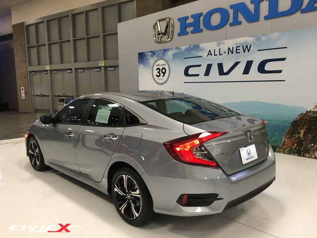
Honda Civic Sedan thế hệ mới đi kèm trần xe dốc về phía sau, mang đến diện mạo trơn mượt như xe coupe.
