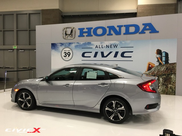 
Chiều dài cơ sở của Honda Civic Sedan 2016 được tăng lên đáng kể, cụ thể là 300 mm, từ đó mang đến không gian nội thất rộng rãi với khoảng duỗi chân thoải mái hơn cho hàng ghế sau.
