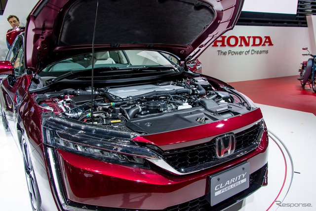 
Hệ dẫn động trên Honda Clarity Fuel Cell tạo ra công suất tối đa 177 mã lực. Nhờ bình nhiên liệu hyđrô với áp suất 70 MPa, Honda Clarity Fuel Cell có thể chạy hết quãng đường hơn 700 km trước khi cần nạp thêm. Khi hết nhiên liệu hyđrô, Honda Clarity Fuel Cell cần khoảng 3 phút để nạp thêm, tương đương xe máy xăng và máy dầu thông thường.
