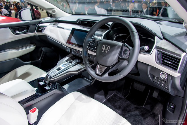 
Bên trong Honda Clarity Fuel Cell là không gian nội thất đủ chỗ cho 5 người ngồi.
