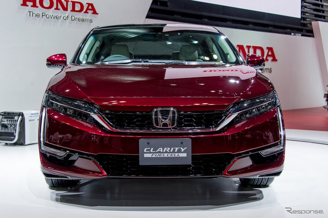 
Tại thị trường Nhật Bản, Honda Clarity Fuel Cell được bán với giá khởi điểm 7,66 triệu Yên, tương đương 1,41 tỷ Đồng. Trong khi đó, đối thủ cạnh tranh trực tiếp của Honda Clarity Fuel Cell là Toyota Mirai có giá khởi điểm 7,236 triệu Yên, tương đương 1,333 tỷ Đồng.
