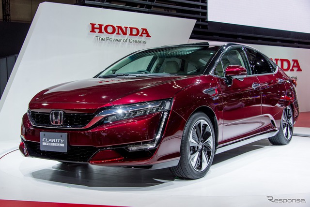 
Không chịu thua kém đồng hương Toyota, Honda đã trình làng một mẫu xe thải ra nước hoàn toàn mới mang tên Clarity Fuel Cell trong triển lãm Tokyo 2015. Đây chính là mẫu xe chạy bằng nhiên liệu hyđrô FCV thương mại đầu tiên của Honda.
