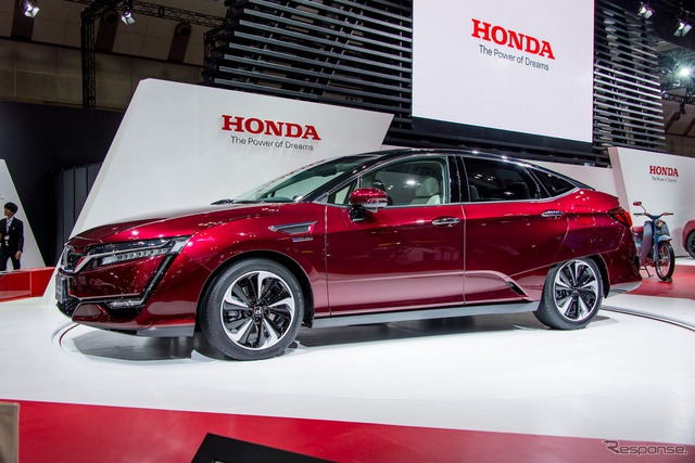 
Theo kế hoạch, Honda Clarity Fuel Cell sẽ bắt đầu có mặt trên thị trường Nhật Bản vào năm sau, sau đó tới một số quốc gia châu Âu khác.
