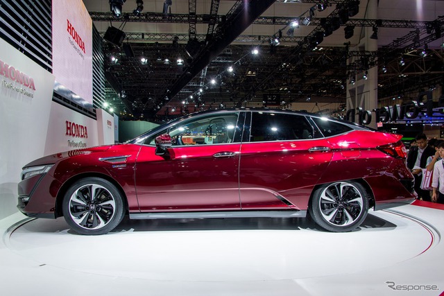 
Honda Clarity Fuel Cell sở hữu chiều dài tổng thể 4.895 mm, chiều rộng 1.875 mm và chiều cao 1.475 mm.
