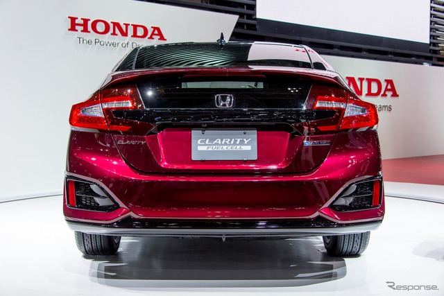 
Clarity Fuel Cell sở hữu thiết kế khí động học nhưng vẫn có nhiều nét quen thuộc của gia đình Honda.
