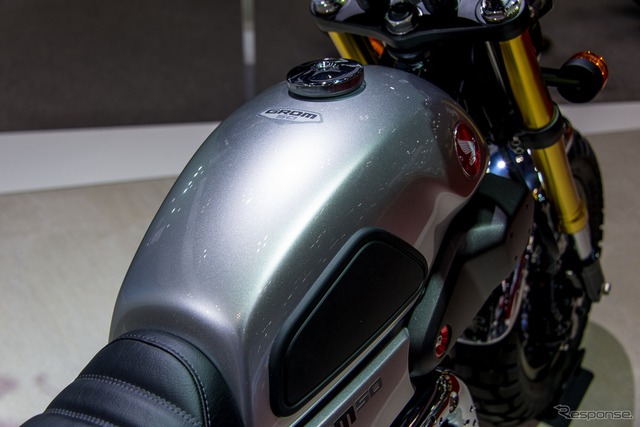 
Honda Grom 50 Scrambler Concept One được sơn màu bạc với bình xăng có miếng nhựa ở bên sườn.
