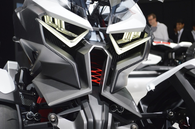 
Đầu xe của Honda Neowing như mặt nạ thường thấy trong các bộ phim viễn tưởng.
