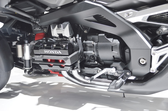 
Khác với “ông vua đường trường” Gold Wing vốn sử dụng máy xăng V6, Honda Neowing mới được trang bị động cơ Boxer 4 xi-lanh nằm ngang, kết hợp với mô-tơ điện. Động cơ kết hợp với hộp số tự động ly hợp kép. Hiện hãng Honda chưa công bố thông số hoạt động cụ thể của Neowing.
