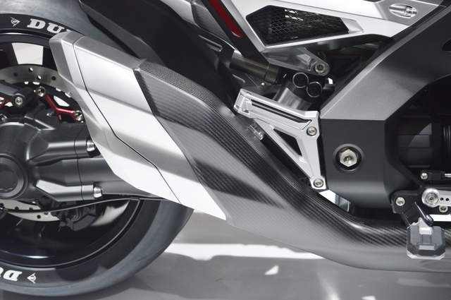 
Nhiều người dự đoán, hệ dẫn động hybrid của Neowing có thể sẽ được áp dụng cho nhiều mẫu mô tô Honda trong tương lai. Xu hướng sử dụng hệ dẫn động hybrid giúp tiết kiệm nhiên liệu và thân thiện môi trường chắc chắn sẽ sớm chuyển từ ngành ô tô sang xe máy.
