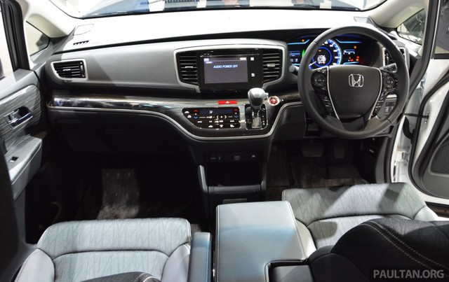 
Chiếc Honda Odyssey Hybrid trong triển lãm Tokyo 2015 có vẻ thuộc bản trang bị cao cấp. Có thể thấy điều đó qua ghế sang trọng và bảng táp-lô được trang trí bằng sợi siêu nhỏ màu tối.

