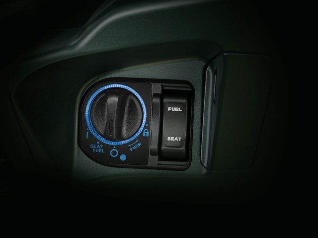 
Trên Honda PCX 125 mới, ổ khóa và chìa khóa thông thường được thay thế hoàn toàn bằng núm xoay khởi động có viền ánh sáng LED cùng thiết bị điều khiển FOB nhỏ gọn. Chìa khóa thông minh Honda Smart Key cho phép người sử dụng mở/tắt xe từ xa, xác định vị trí xe và báo động chống trộm như ô tô.
