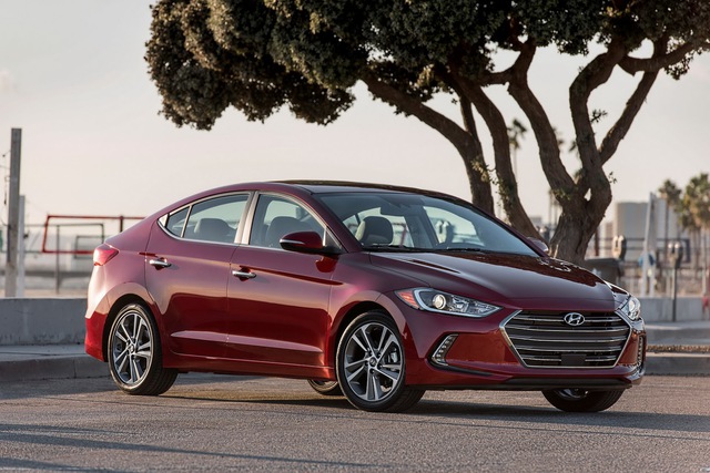 
So với Avante tại thị trường Hàn Quốc đã ra mắt cách đây 2 tháng, Hyundai Elantra 2016 không quá khác biệt về mặt thiết kế.
