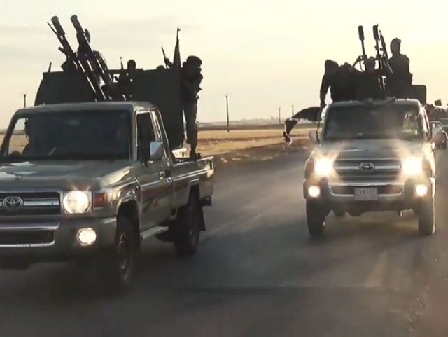 
Những tên khủng bố ISIS ngồi trên thùng sau của Toyota Hilux.
