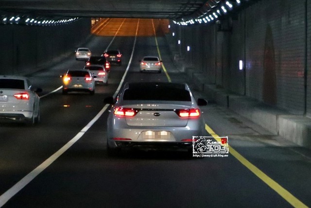 
Kia K7 2016 trên đường cao tốc tại Hàn Quốc.
