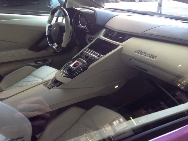 
Bên trong chiếc siêu xe Lamborghini Aventador LP720-4 50th Anniversario Roadster là không gian nội thất bọc da màu kem, từ phần dưới bảng táp-lô, ốp cửa, ghế đến cụm điều khiển trung tâm. Những chi tiết bọc da màu đen và bằng sợi carbon đóng vai trò điểm nhấn trong nội thất.
